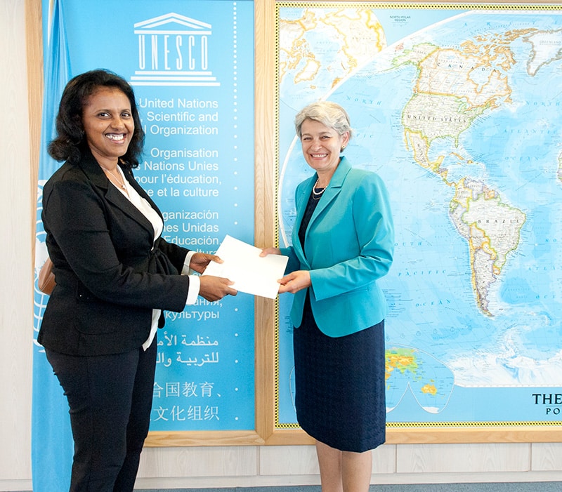 La embajadora Hanna (graduada de EUCLID y ahora miembro de la facultad) con el Director General de la UNESCO.